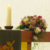 Altarschmuck aus Kaktusdahlien und Lilien.