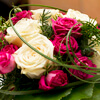 Wurf-Strauß aus weißen Rosen und pinken Polyantharosen