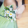 Brautjungfer mit Strauß und Kopfkranz aus Margariten und Glockenblumen.