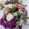 Tischdekoration aus violetter Hortensie und Steinblumen